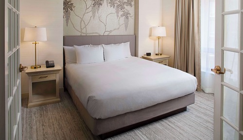 Suite, 1 King Bed with Sofa bed, Accessible (Roll-in Shower)