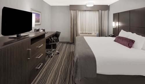 Standard Room, 1 King Bed, Accessible, Bathtub
