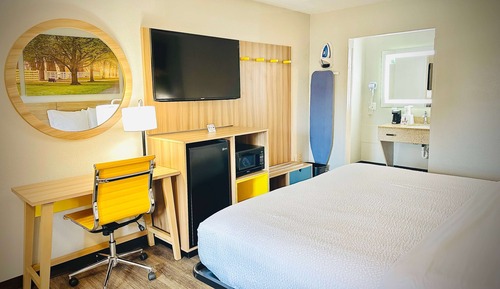 Room, 1 Queen Bed, Accessible, Non Smoking (Mobility, Bathtub w/ Grab Bars)