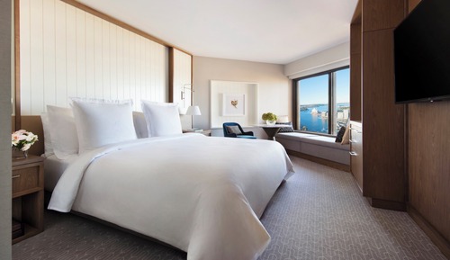 Deluxe Full Harbour Accessible Room Queen