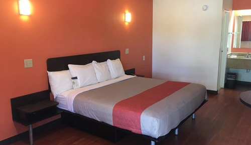Deluxe Room, 1 King Bed, Non Smoking, Refrigerator & Microwave