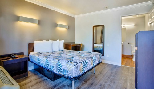 Standard Room, 1 King Bed, Accessible, Non Smoking