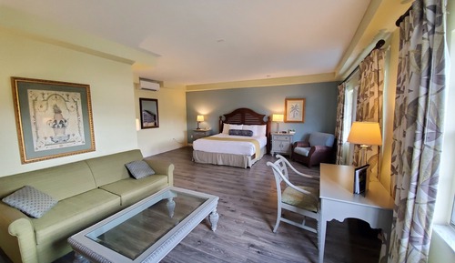 Suite, 1 King Bed with Sofa bed, Non Smoking