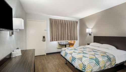 Deluxe Room, 1 Queen Bed, Non Smoking, Refrigerator & Microwave