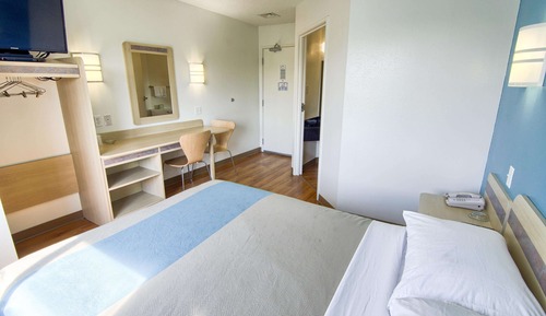 Deluxe Room, 1 Queen Bed, Accessible, Non Smoking