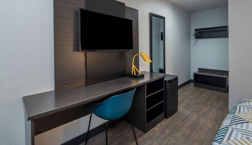 Deluxe Room, 1 Queen Bed, Non Smoking, Refrigerator