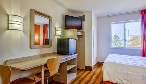 Deluxe Room, 1 Queen Bed, Non Smoking, Refrigerator