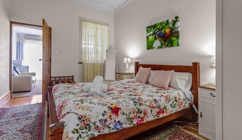Classic Suite, 1 Queen Bed, Private Bathroom
