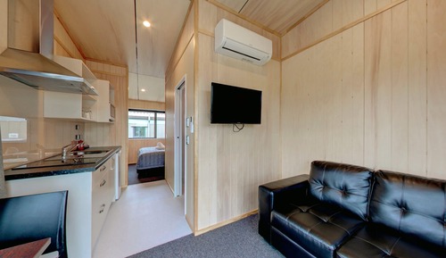 Self Contained Unit - Private Bathroom / Kitchen