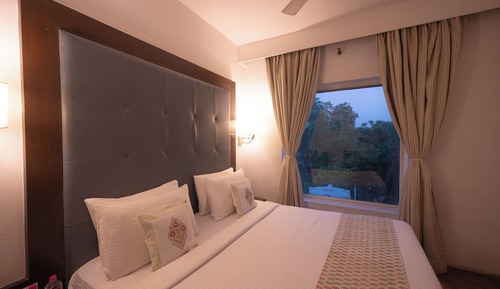 Premium Double Room, 1 King Bed, Non Smoking, Private Bathroom