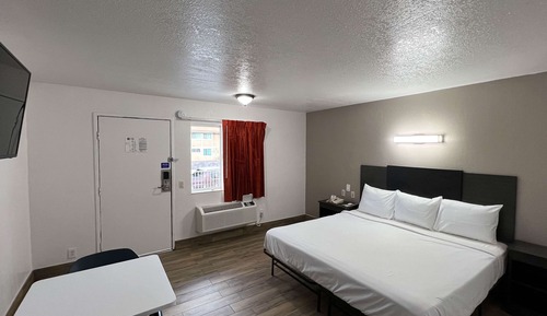 Deluxe Room, 1 King Bed, Smoking, Refrigerator & Microwave