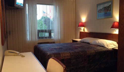 Classic Room, 1 Queen Bed, Courtyard View, Courtyard Area