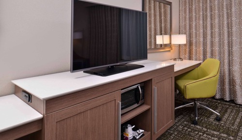 Room, 1 King Bed, Non Smoking (Drinks & Snacks)