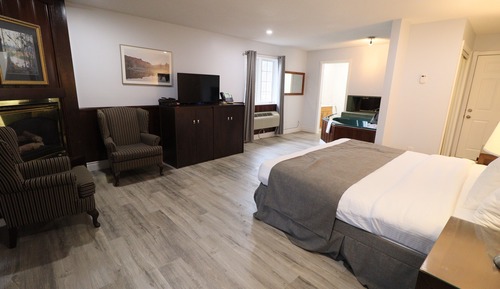 Suite, 1 King Bed, Jetted Tub, Lake View