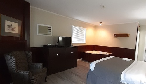Honeymoon Suite, 1 King Bed, Jetted Tub, Lake View