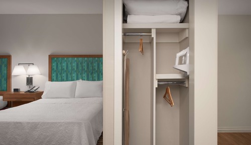 Room, 2 Queen Beds, Accessible, Bathtub