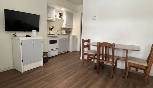 Standard Suite, 1 Bedroom, Kitchen, Courtyard Area (Castledown #19)