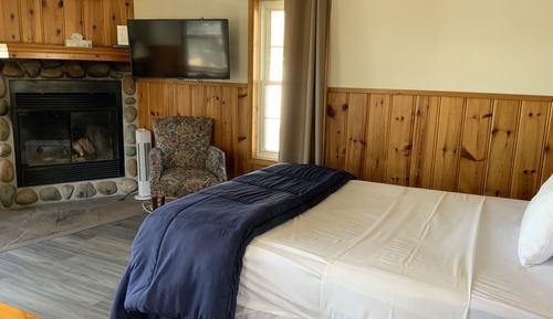 Romantic Cabin, 1 Bedroom, Fireplace, Lake View (Paradise)