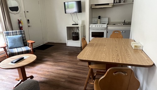Standard Suite, 1 Bedroom, Kitchen, Partial Lake View (Castledown #20)