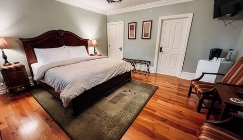 Standard Suite, 1 King Bed, Balcony