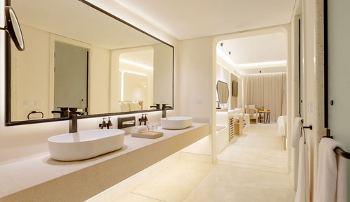 Executive Swim-Up Suite