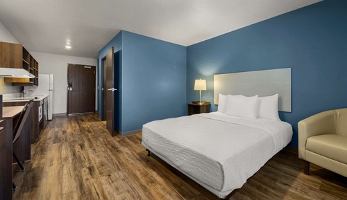 Suite, 1 Queen Bed, Accessible, Non Smoking (Roll-In Shower)