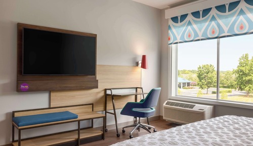 Room, 1 King Bed, Accessible (Roll-In Shower)