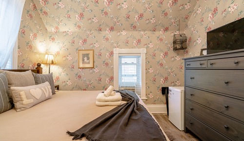 The Birds Nest Room