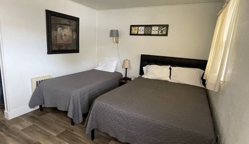 1 Queen Bed and 1 Twin Bed