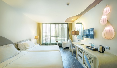 Deluxe Room, Pool View