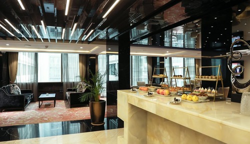 Standard Room, 1 King Bed, Accessible, Club Lounge Access