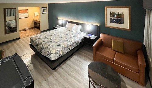 Deluxe Room, 1 King Bed, Non Smoking, Refrigerator & Microwave