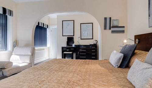 Superior Suite (The Glen Room)