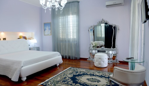 Deluxe Suite, 1 King Bed, Ensuite, Pool View