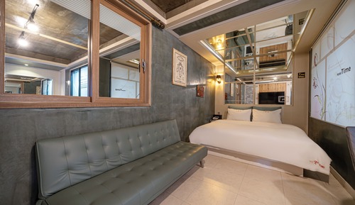 Deluxe Vintage Room