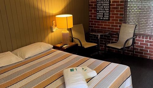 Room (1 Queen Bed)