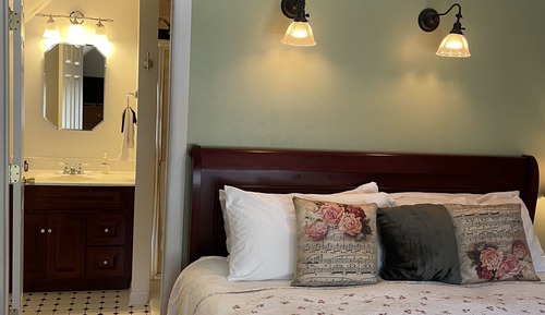 Room, 1 King Bed, Private Bathroom