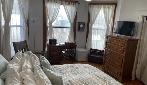 Standard Room, 1 Queen Bed, Shared Bathroom