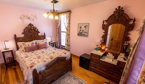 Room, 1 Queen Bed, Shared Bathroom