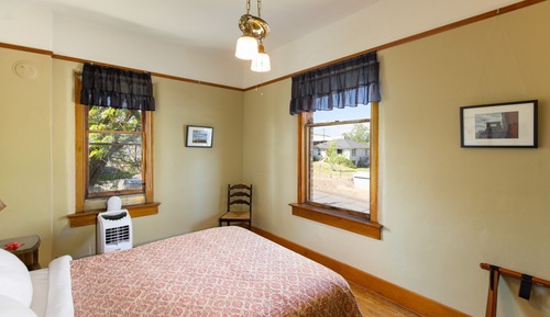 Traditional Room, 1 Queen Bed, Shared Bathroom, Mountain View