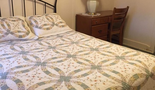 Room, 1 Queen Bed, Shared Bathroom