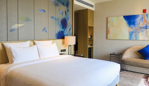 Deluxe Room, 1 King Bed, Lake View