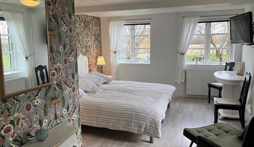Signature Double or Twin Room, Shared Bathroom