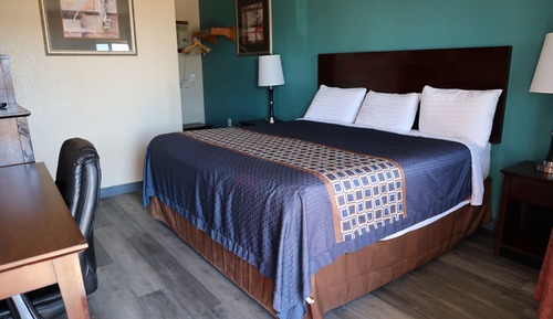 Basic Room, 1 King Bed, Non Smoking, Mountain View