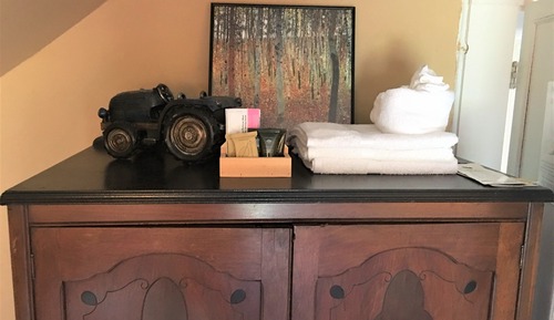 Room (Shared Bathroom)