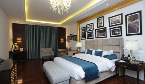 Club Room, 1 King Bed, City View