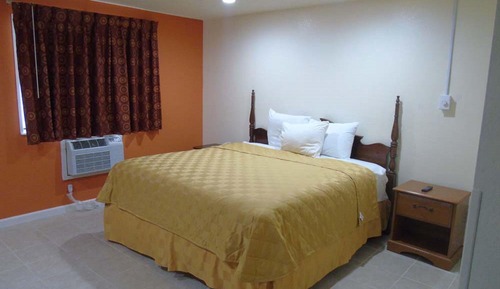 Basic Room, 1 King Bed, Smoking