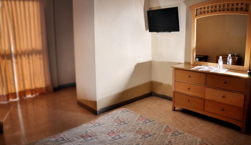 Habitacion estandar: 1 camas Matrimonial  con bano privado y vista a la ciudad.