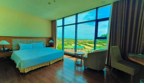 Deluxe Room, 1 King Bed, Mountain View