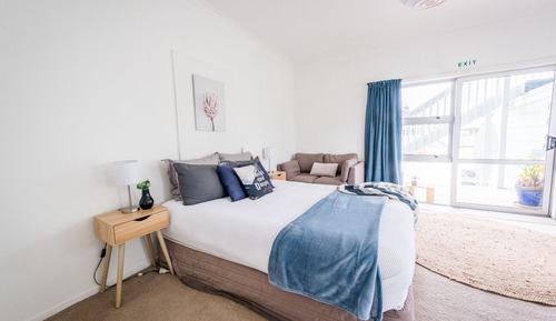 Beach Side Unit (1 Queen, 2 Singles)